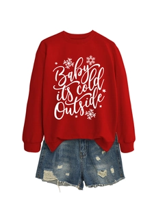 Detalle del estampado 'Baby it's cold outside' con copos en sudadera roja de cuello redondo