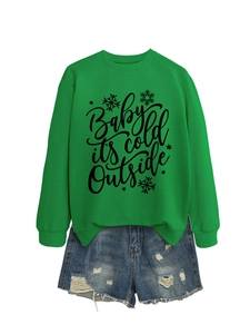 Detalle de sudadera verde con texto Baby it's cold outside y estampado de copos nieve