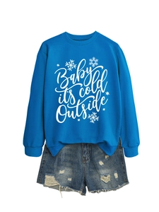 Detalle del estampado 'Baby it's cold outside' en la sudadera azul de manga larga