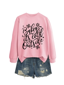 Sudadera rosa con estampado Baby It's Cold Outside y pantalones cortos vaqueros rotos