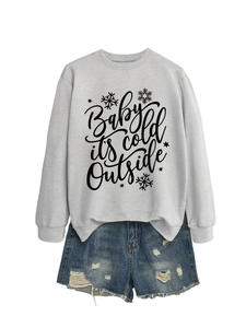 Detalle de sudadera gris de cuello redondo con texto Baby it's cold outside y copos