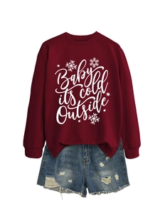 Detalle de sudadera rojo vino con estampado y pantalones cortos vaqueros en plano