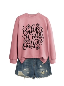 Detalle de sudadera rosa con texto Baby it's cold outside y pantalones cortos denim