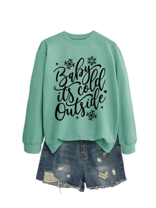 Primer plano de sudadera verde menta con estampado de copos y shorts vaqueros