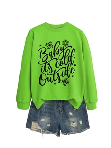 Plano detalle de sudadera verde neón con estampado de copos y shorts vaqueros