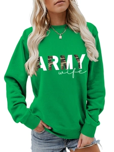 Détail du sweat Army Wife avec motif camouflage sur poignets côtelés et tissu vert vif
