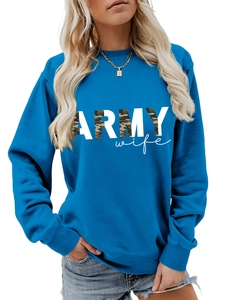 Détail du sweat Army Wife avec lettres camouflage sur un tissu bleu doux
