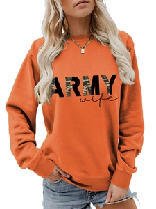 Détail du lettrage Army Wife camouflage sur sweat-shirt orange à manches longues et bords-côtes