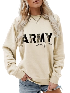 Détails du col rond côtelé et de l'imprimé ARMY wife sur le sweat-shirt crème