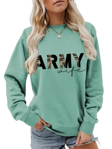 Détail du sweat-shirt vert menthe avec imprimé Army Wife camouflage et bords côtelés