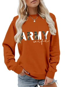 Détail du sweat-shirt col rond orange rouille avec imprimé ARMY wife camo et tissu doux