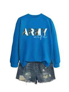Vue à plat du sweat bleu Army Wife avec lettres camouflage et short en jean déchiré