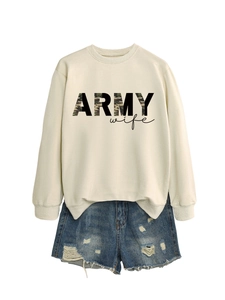 Détail du sweat Army Wife avec lettrage camouflage et short en jean vieilli