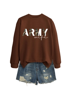 Détail du sweat Army Wife marron avec lettrage camouflage et short en jean vieilli
