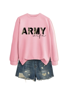 Détail à plat du sweat rose avec imprimé Army Wife et short en jean déchiré stylé