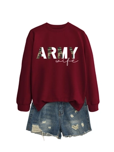 Gros plan du sweat bordeaux à col rond avec motif Army Wife rempli de camouflage