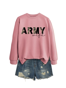 Détail du sweat à col rond rose avec imprimé Army Wife et short en jean bleu
