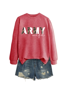 Mise à plat d'un sweat-shirt Army Wife rouge chiné avec un short en jean usé