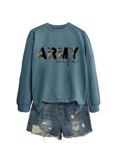Détail à plat du sweat-shirt Army Wife avec texte camouflage et short en jean