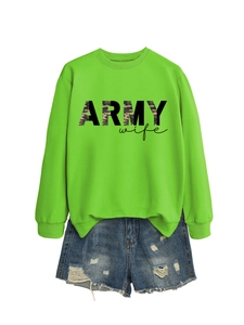 Détail du sweatshirt vert néon Army Wife avec texte camo et short en jean délavé à trous