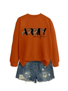 Détail du sweat Army Wife avec lettrage camouflage et short en jean effiloché