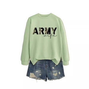 Sweatshirt vert clair à manches longues imprimé Army Wife et short en jean bleu