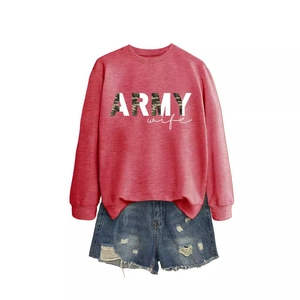 Ensemble sweat Army Wife rouge brique pour femme avec short en jean sur fond blanc