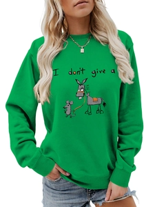 Détail du sweat vert avec imprimé humoristique I don't give a horse en dessin animé