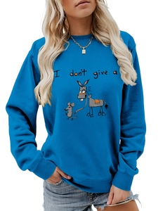 Détail du sweat bleu à col rond avec motif amusant de souris et âne et slogan imprimé