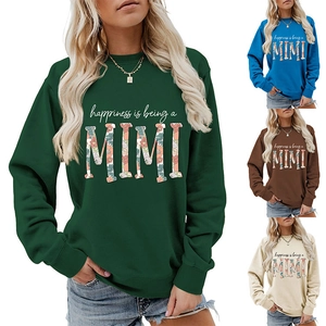 Dettaglio della felpa con stampa floreale mimi nei colori verde, blu, marrone e beige