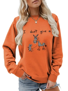 Détail d'un sweat orange à col rond avec un imprimé graphique humoristique et mignon
