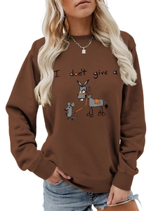 Détail de l'imprimé cartoon humoristique sur un sweat-shirt marron à col rond en coton