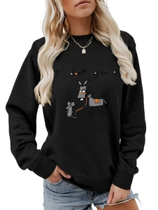 Détail de l'imprimé amusant de souris et d'âne sur un sweat-shirt noir à col rond