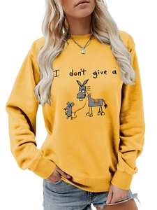 Détail du sweat-shirt jaune avec imprimé graphique amusant de souris et d'âne