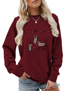 Détail d'un sweat bordeaux avec imprimé graphique d'âne amusant et col rond pour femme