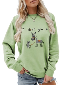 Détail de l'imprimé humoristique souris et âne sur un sweat en coton vert clair