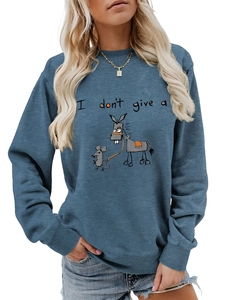 Détail de l'imprimé graphique humoristique sur le sweat-shirt à col rond bleu-gris