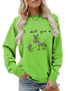 Détail d'un sweat vert avec un motif de cheval rigolo et une inscription texte