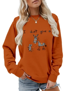 Détail du sweat à col rond orange avec imprimé graphique de cheval de dessin animé