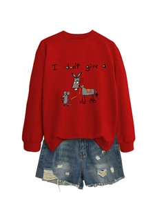 Sweat rouge avec imprimé amusant et short en jean vieilli sur fond blanc plat