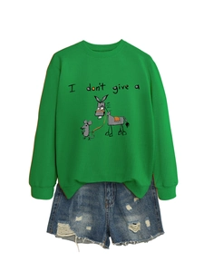 Détail du sweat vert avec imprimé humoristique I don't give a cheval et short en jean