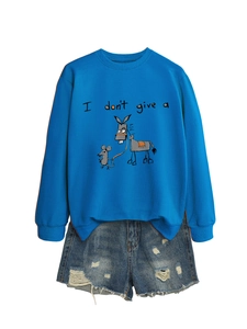 Détail du sweat à col rond bleu roi avec imprimé dessin animé et short en jean