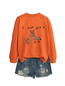 Détail d'un sweat orange avec imprimé dessin animé et short en jean vieilli