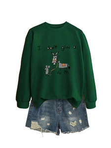 Sweat vert foncé avec motif graphique et short en jean présenté à plat sur fond blanc