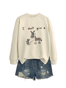 Mise à plat de sweat beige avec motif cheval amusant et short en jean déchiré