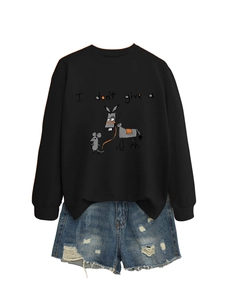 Détail à plat du sweat noir avec imprimé cheval mignon et short en jean bleu délavé