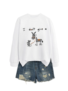 Détail du graphique d'âne drôle et du texte imprimé sur le sweat-shirt blanc à col rond