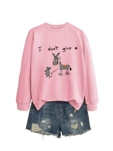 Détail d'un sweat rose à col rond avec illustration d'animaux mignons et texte amusant