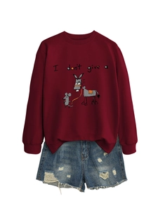 Détail d'un sweat bordeaux avec imprimé dessin animé et short en jean vieilli