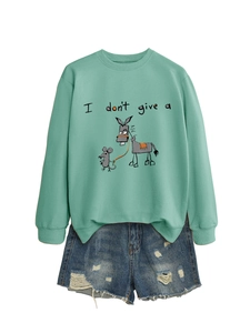 Détail à plat du sweat avec motif de cheval mignon et short en jean déchiré bleu